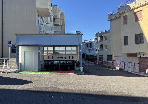 ADIACENZE VIA DANTE - AMPIO LOCALE